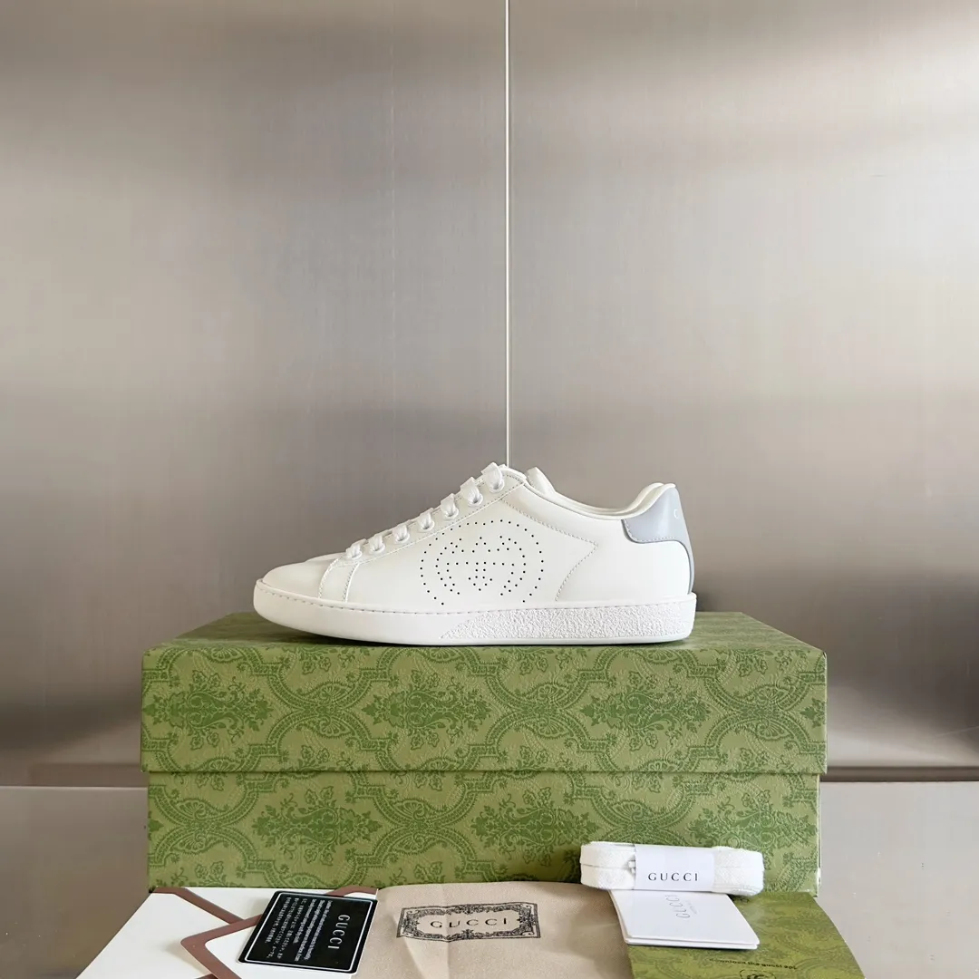 👟👟Ex-factory price 540👟👟 Men's size +10 Top version: Gucci G family classic Ace series Embroidery Little Bee White Shoes Couple Style Ribbon Love Casual Sports Shoes Sneakers Original Purchase Development Production This brand's classic low-top sports shoes interweave golden embroidered bees with red and green webbing. The bee is a classic element of the brand. It appeared in the Gucci ready-to-wear series in the 1970s. Exquisite packaging at the delivery counter🛍📦 ▪️Fabrics: Original custom imported first-layer cowhide ▪️Foots: Original custom cowhide lining ▪️Sole: Original open-molded rubber non-slip material ▪️Sole thickness: 2.5CM ▪️Size: Women's 34-41 (customized 34/41) ▪️Size: Men's 38-46 (38/46 customized)